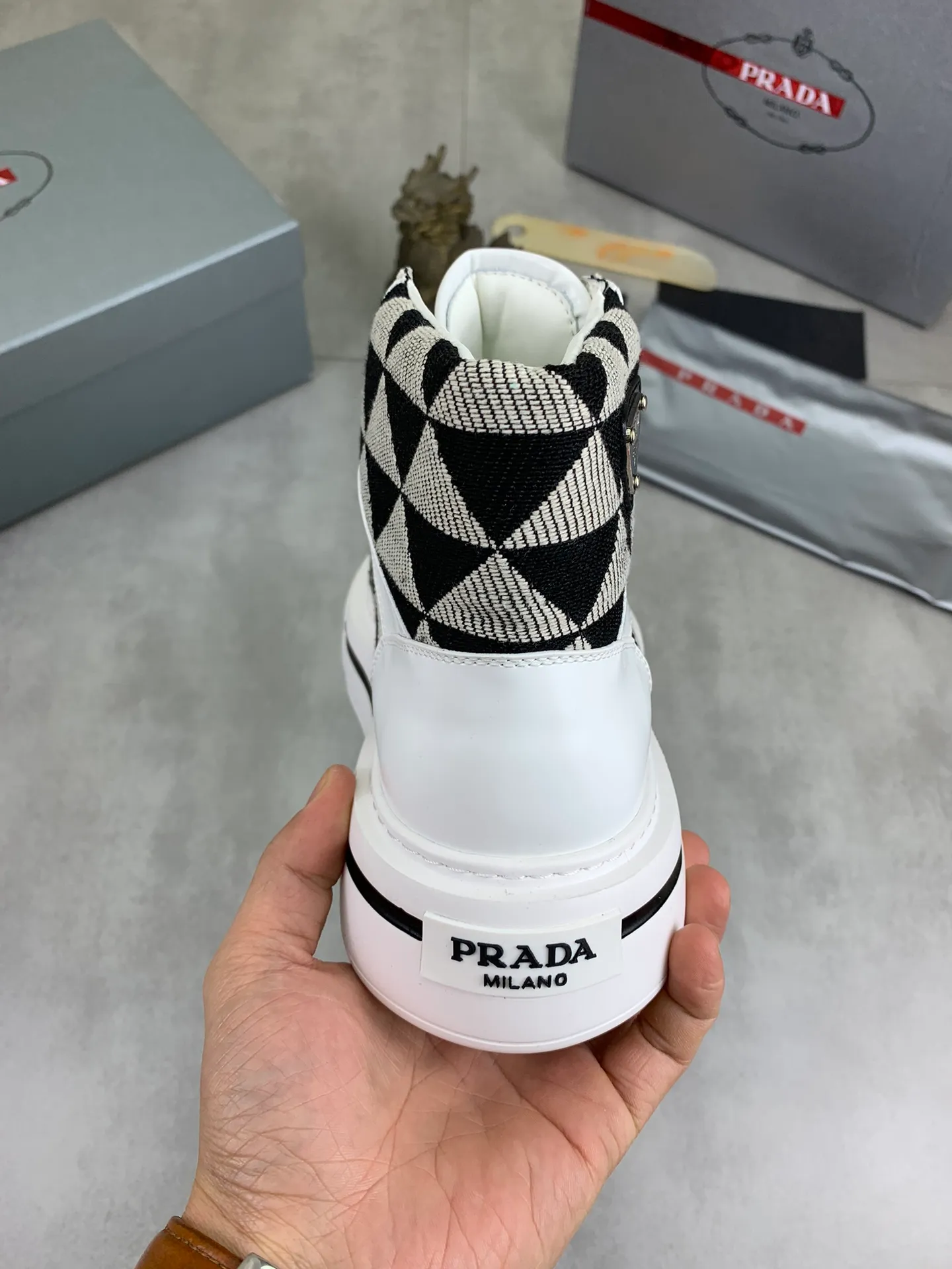 Men's shoes 💰P620 new model (high version) The new PRADA (Prada) high-top counter has launched the classic model at the same time. The new men's shoes and 😘fabrics are selected from the original imported calfskin. First layer of imported cowhide lining. The original version is awesome! 👍🏿Original open-molded non-slip PU outsole, with exquisite lines, simple and elegant, super comfortable and classy on foot, suitable for leisure travel. Code number:38-45